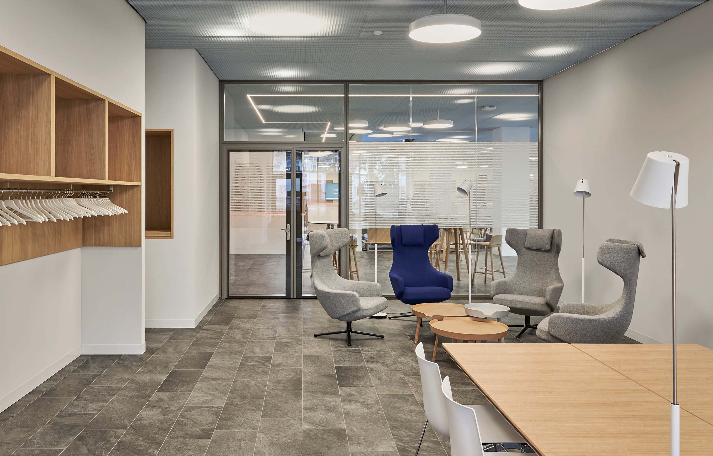 Banken & Finanzen. Bankfiliale. Co-working Zone. Basellandschaftliche Kantonalbank Liestal - MACH Architektur.