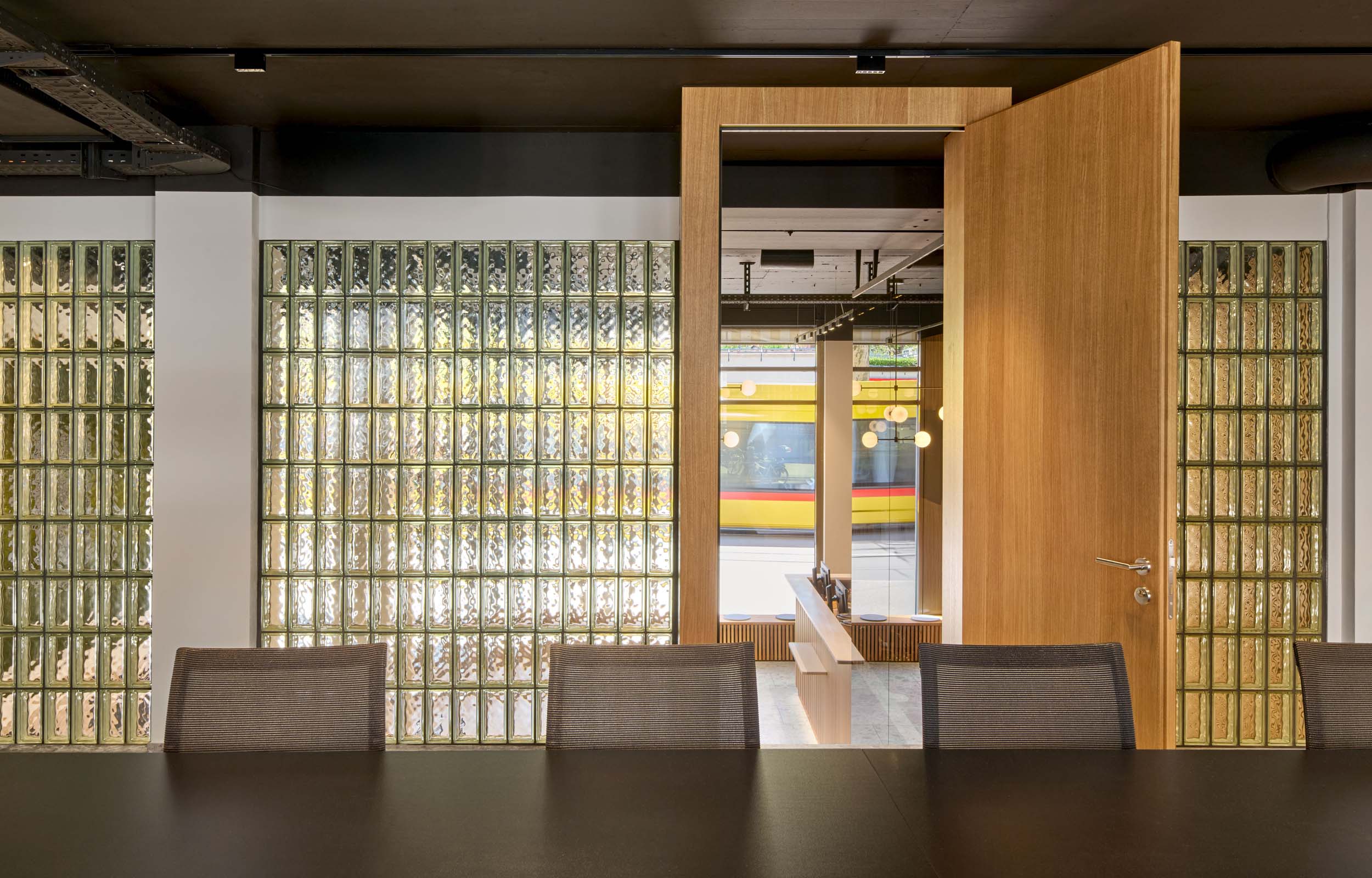 Arbeitswelten. Home of Mobility. Ticket Office, Meetingraum. BLT Baselland Transport AG - MACH Architektur.